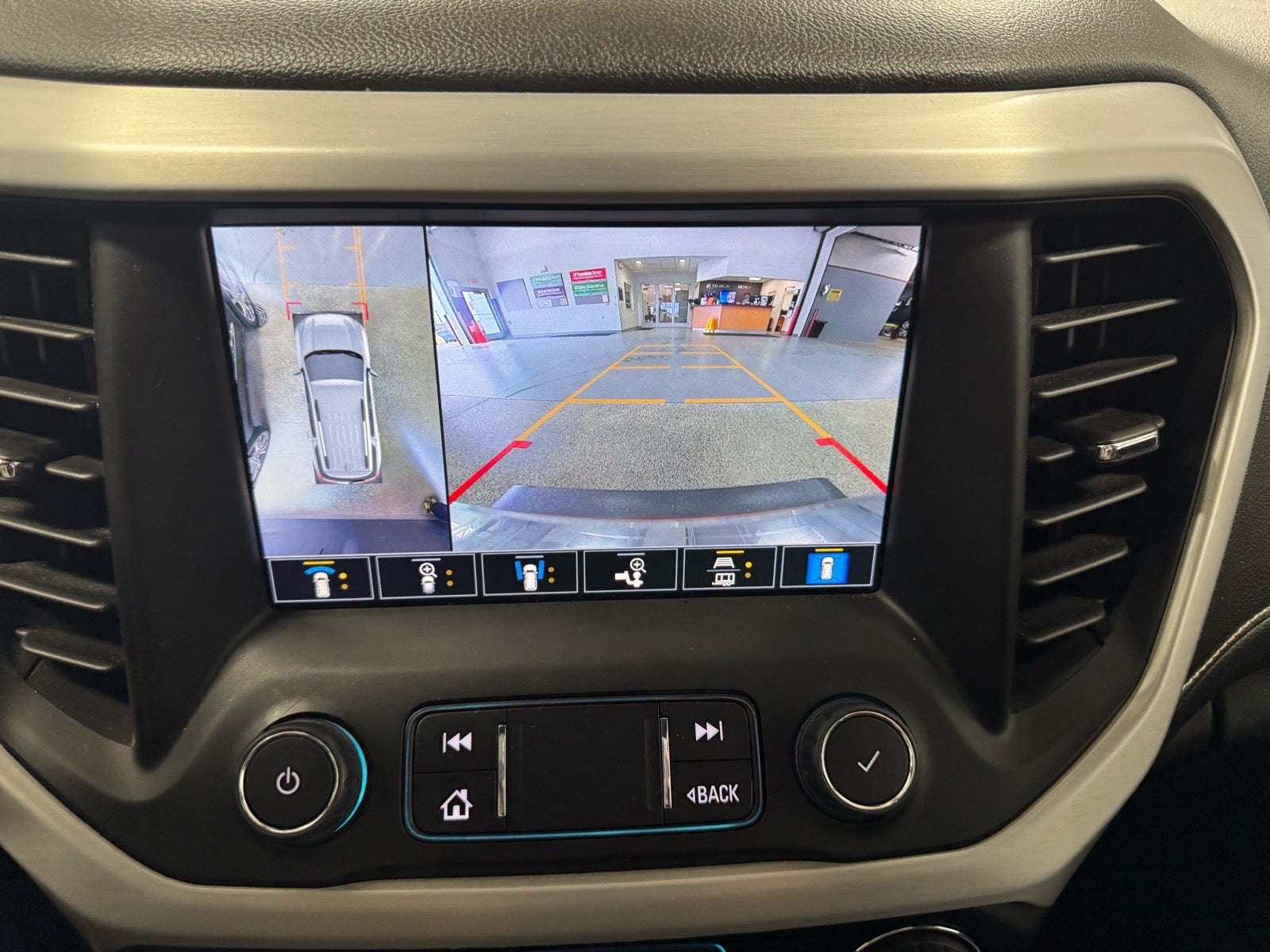 2023 GMC Acadia SLT