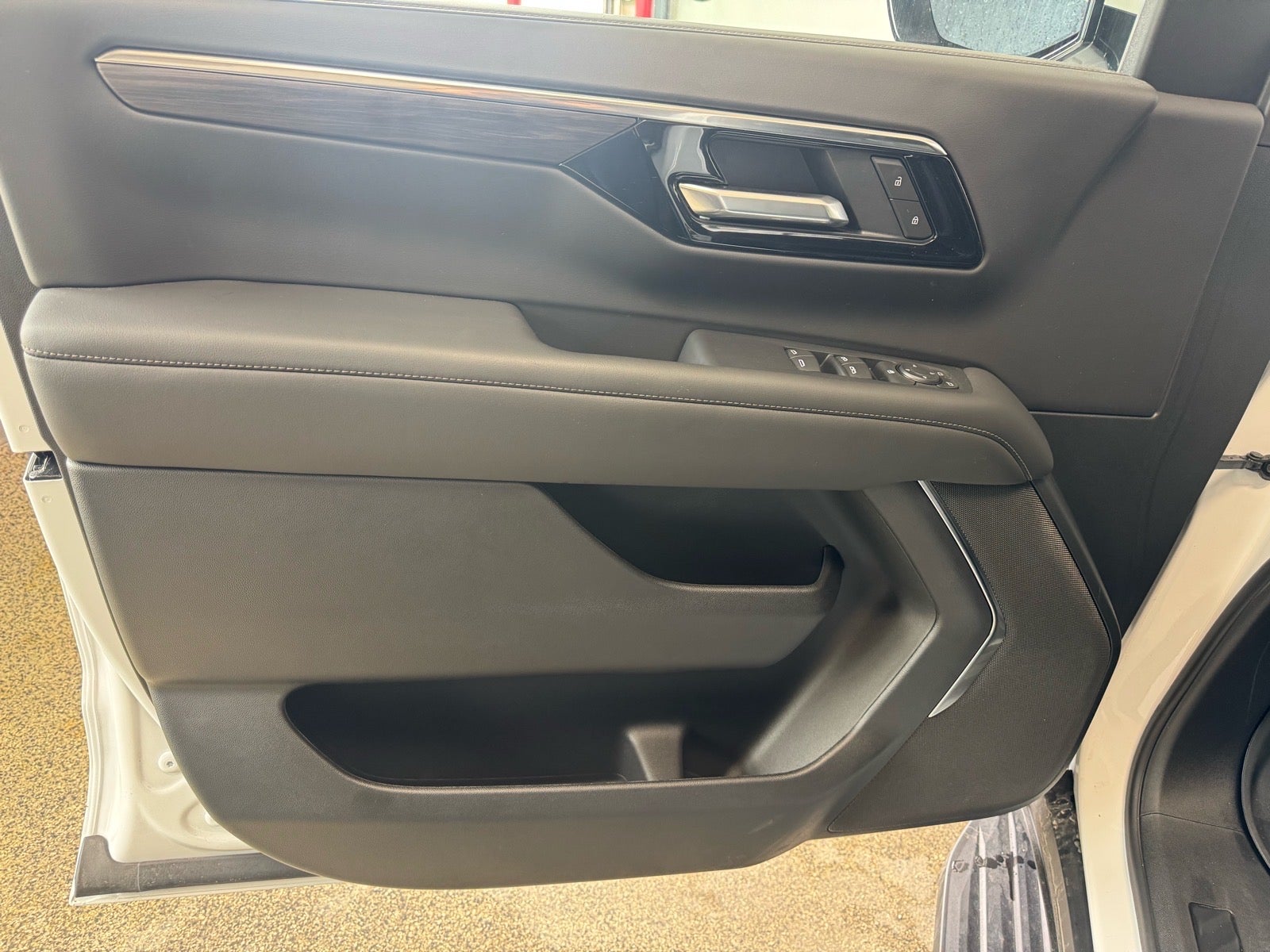 2025 Chevrolet Suburban LS